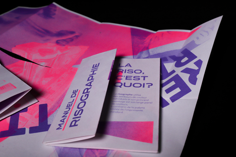 photo zoomée d'un petit manuel de risographie rose flashy et violet sur fond d'un poster de même couleur