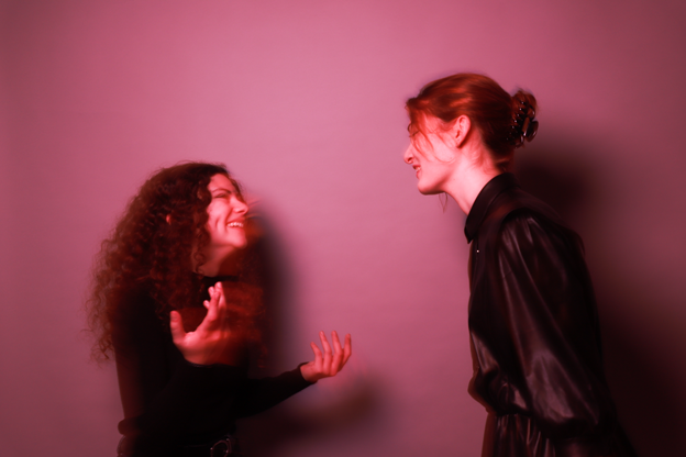 photo de deux jeunes filles rigolant dans une ambiance rosée