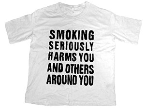 tshirt noir et blanc avec les inscriptions 'smoking seriously harms you and the others around you'