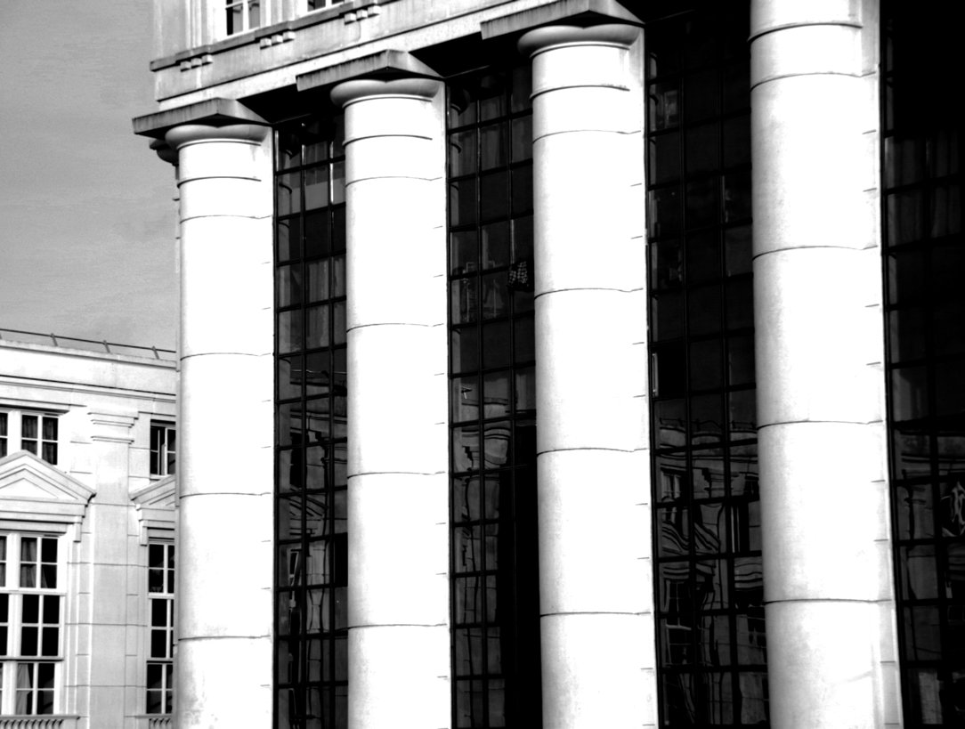 photo en noir et blanc de la partie haute gauche d'un immeuble cergyssois, baies vitrées et colonnes cylindriques